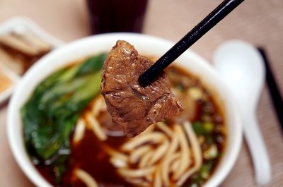 以往在台北市東區大排長龍的沾美美食以傳統牛排為主,而在桃園機場不但能吃到限定的牛肉麵,旅客們不用久候排隊就能享受道地美食。(圖/桃園機場提供) 以往在台北市東區大排長龍的沾美美食以傳統牛排為主,而在桃園機場不但能吃到限定的牛肉麵,旅客們不用久候排隊就能享受道地美食。(圖/桃園機場提供)