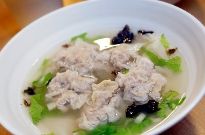 位在第二航廈B2的「浮雲遊子大餛飩」讓旅客吃得到最道地的大餛飩湯，還有各式湯包等台式小吃。（圖／桃園機場提供）