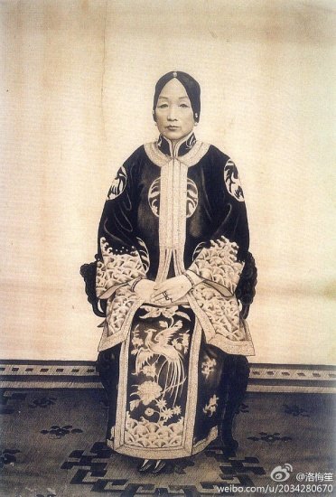 上為黑底海水江崖鶴穗八團女褂,下為大紅鳳棲牡丹馬面裙(上衣黑色裙子紅色)(圖/旅讀中國提供) 上為黑底海水江崖鶴穗八團女褂,下為大紅鳳棲牡丹馬面裙(上衣黑色裙子紅色)(圖/旅讀中國提供)