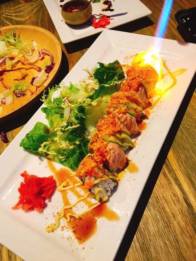 日式料理融入美式元素,超精采的桌編秀讓人驚呼連連。(圖/Swing / 花酒藏 Bar & Restaurant@facebook) 日式料理融入美式元素,超精采的桌編秀讓人驚呼連連。(圖/Swing / 花酒藏 Bar & Restaurant@facebook)
