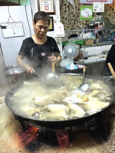 王家本產牛雜湯的大鼎裡是牛骨熬製的高湯。(圖/魚夫提供) 王家本產牛雜湯的大鼎裡是牛骨熬製的高湯。(圖/魚夫提供)