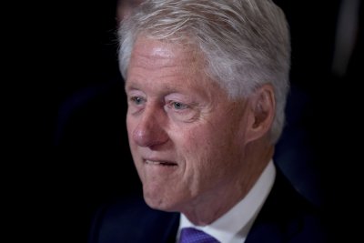 美國前總統柯林頓出席妻子希拉蕊的敗選演說(AP) 美國前總統柯林頓出席妻子希拉蕊的敗選演說(AP)