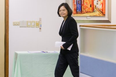 20161123-總統.民進黨主席蔡英文.主持民進黨中常會前.媒體喊問「是否接管興航?」.她抿嘴不發一語進入會場.(陳明仁攝) 20161123-總統.民進黨主席蔡英文.主持民進黨中常會前.媒體喊問「是否接管興航?」.她抿嘴不發一語進入會場.(陳明仁攝)
