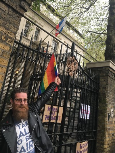 英國人權團體前往俄國駐英大使館前面抗議。(美聯社) 英國人權團體前往俄國駐英大使館前面抗議。(美聯社)