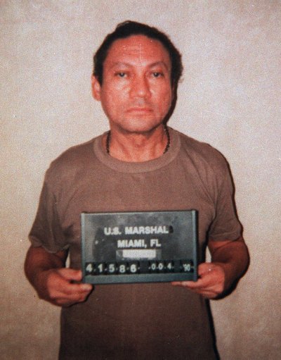 1990年諾瑞加被美軍逮捕,引渡至佛州受審。巴拿馬(AP) 1990年諾瑞加被美軍逮捕,引渡至佛州受審。巴拿馬(AP)