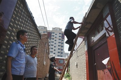 天津警方準備爬入傳銷組織躲藏地點。(新華網)李文星之死 天津警方準備爬入傳銷組織躲藏地點。(新華網)李文星之死