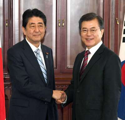 安倍晉三與文在寅。(美聯社) 安倍晉三與文在寅。(美聯社)