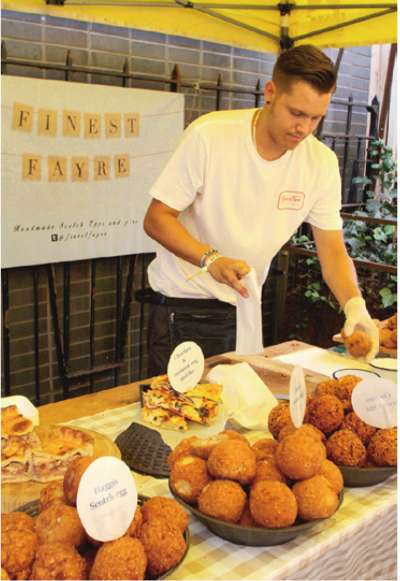 英倫型男與蘇格蘭蛋FINEST FAYRE。(圖/麥田出版提供) 英倫型男與蘇格蘭蛋FINEST FAYRE。(圖/麥田出版提供)
