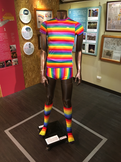 同志平權工作者祁家威提供彩虹比基尼,在台北同志文化地景特展一樓展區展出。(黃宇綸攝) 同志平權工作者祁家威提供彩虹比基尼,在台北同志文化地景特展一樓展區展出。(黃宇綸攝)