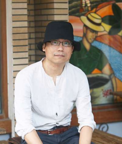 楊凱麟會從法國哲學詞彙中給字母會作者群出題。(柯承惠攝) 楊凱麟會從法國哲學詞彙中給字母會作者群出題。(柯承惠攝)