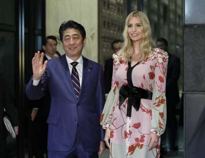 美國總統川普大女兒伊凡卡2日參加東京「世界婦女大會」,與日本首相安倍晉三合影。(美聯社) 美國總統川普大女兒伊凡卡2日參加東京「世界婦女大會」,與日本首相安倍晉三合影。(美聯社)