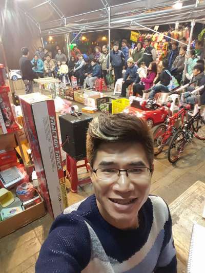 一張張自拍留下的叫賣身影,是他人生中極具意義的紀念品。(圖/寶島叫賣哥 - 葉昇峻@Facebook) 一張張自拍留下的叫賣身影,是他人生中極具意義的紀念品。(圖/寶島叫賣哥 - 葉昇峻@Facebook)