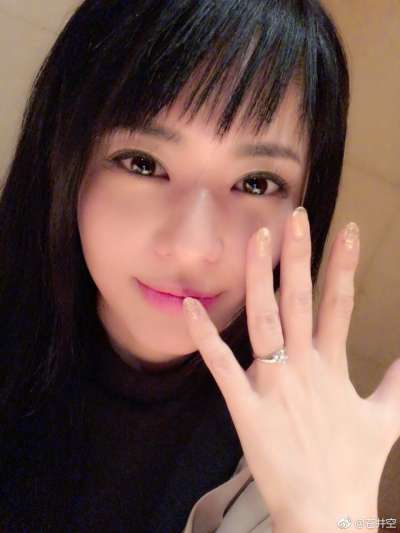 蒼井空在微博上曬婚戒。 蒼井空在微博上曬婚戒。