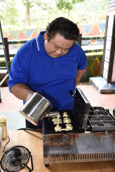 雞蛋糕、紅豆餅攤位也一起進入山區，為孩子們獻上熱呼呼美味。（圖/大作提供）