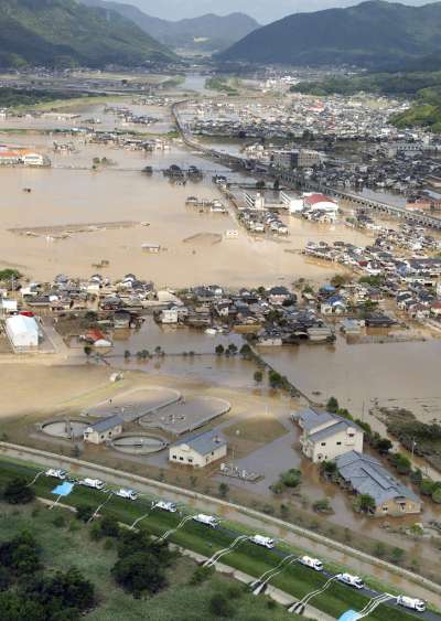 西日本連日大雨，讓岡山縣倉敷市的許多地區都泡在泥水之中。（美聯社）