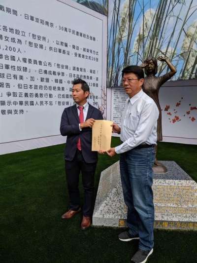 藤井實彥6日在台南的慰安婦銅像前,將要求撤除銅像的公開信親手交給國民黨籍市議員謝龍介(翻攝「慰安婦真相國民運動」官網) 藤井實彥6日在台南的慰安婦銅像前,將要求撤除銅像的公開信親手交給國民黨籍市議員謝龍介(翻攝「慰安婦真相國民運動」官網)