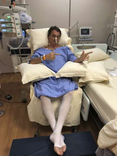 博索納羅6日遇刺,雖然撿回一命,但短期內無法進行競選活動。(AP) 博索納羅6日遇刺,雖然撿回一命,但短期內無法進行競選活動。(AP)