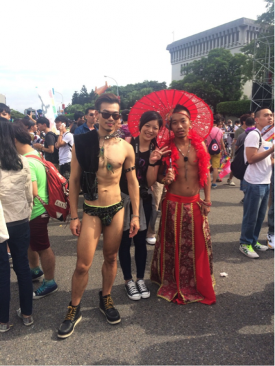 顯眼的裝扮容易吸引媒體,提高曝光機會。(圖/想想論壇) 顯眼的裝扮容易吸引媒體,提高曝光機會。(圖/想想論壇)