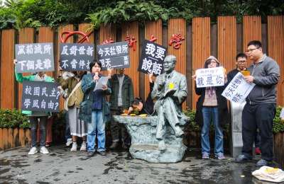 世新大學決定停招社發所,學生在創校人成舍我像前表達抗議。(世新社發所學生提供) 世新大學決定停招社發所,學生在創校人成舍我像前表達抗議。(世新社發所學生提供)