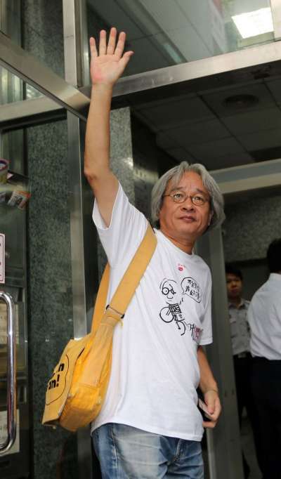 無黨籍台北市長參選人馮光遠因發文批評前行政院文建會主委盛治仁「人渣公務員」,遭判處拘役20日定讞。馮光遠3日赴北檢到案,並強調光榮入獄。(圖/文化+) 無黨籍台北市長參選人馮光遠因發文批評前行政院文建會主委盛治仁「人渣公務員」,遭判處拘役20日定讞。馮光遠3日赴北檢到案,並強調光榮入獄。(圖/文化+)