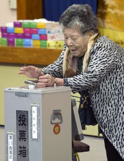 2019年2月24,沖繩民眾在投票所投票,決定贊成或反對美軍普天間基地搬遷至名護市邊野古。(AP) 2019年2月24,沖繩民眾在投票所投票,決定贊成或反對美軍普天間基地搬遷至名護市邊野古。(AP)
