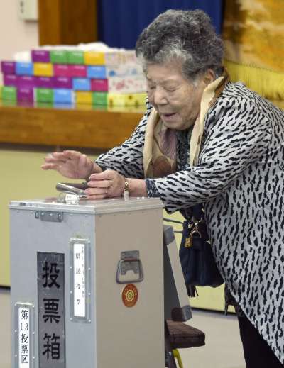 2019年2月24，沖繩民眾在投票所投票，決定贊成或反對美軍普天間基地搬遷至名護市邊野古。(AP)