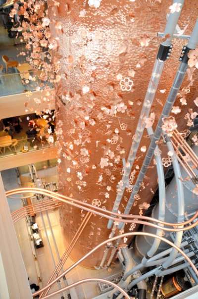 「星巴克臻選®東京烘焙工坊」店內直達4樓高的銅製圓桶,裝飾著有如空中飛舞般的櫻花=攝於2月27日(圖/潮日本) 「星巴克臻選®東京烘焙工坊」店內直達4樓高的銅製圓桶,裝飾著有如空中飛舞般的櫻花=攝於2月27日(圖/潮日本)