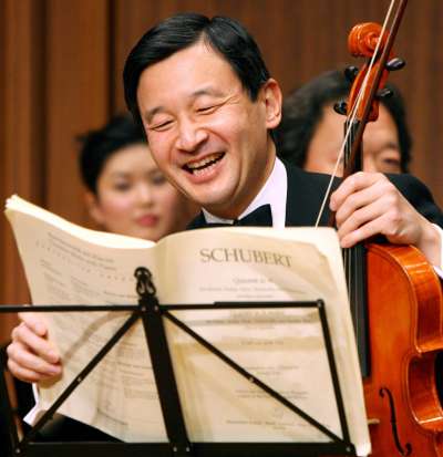 喜好音樂的德仁親王公開演奏小提琴。(美聯社) 喜好音樂的德仁親王公開演奏小提琴。(美聯社)