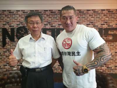台北市長柯文哲16日接受館長訪問。(館長臉書) 台北市長柯文哲16日接受館長訪問。(館長臉書)