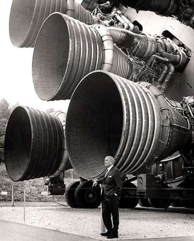 馮布朗站在土星五號火箭所用的F-1火箭發動機前留影(Wikipedia/Public Domain) 馮布朗站在土星五號火箭所用的F-1火箭發動機前留影(Wikipedia/Public Domain)