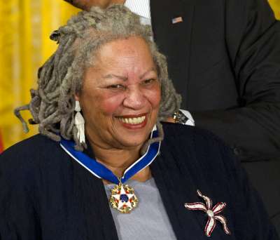 諾貝爾文學獎得主摩里森(Toni Morrison)2019年8月5日深夜逝世,享年88歲。圖為2012年摩里森接受總統自由勳章。(AP) 諾貝爾文學獎得主摩里森(Toni Morrison)2019年8月5日深夜逝世,享年88歲。圖為2012年摩里森接受總統自由勳章。(AP)