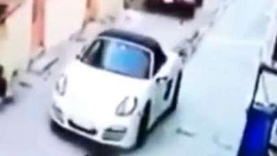 監視攝影機記錄顯示,一輛白色轎車停在一個小巷中。(BBC中文網) 監視攝影機記錄顯示,一輛白色轎車停在一個小巷中。(BBC中文網)