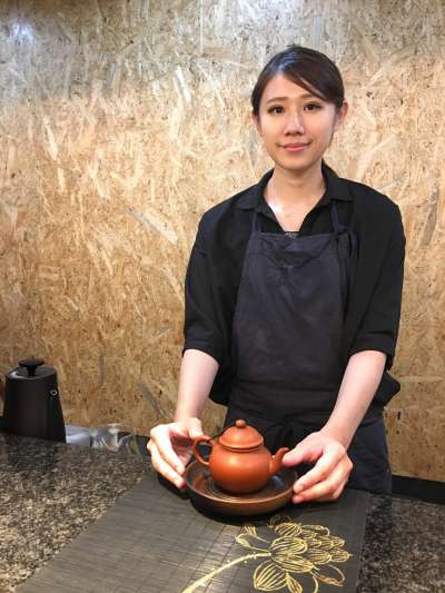 年紀輕輕的店長涉谷紀美表示:「就是想試著去改變日本素食者的現狀,希望能讓日本的吃素者能多增加一些,同時也想將台灣茶與台灣文化推廣給更多日本人知道。」(圖/陳毅龍攝) 年紀輕輕的店長涉谷紀美表示:「就是想試著去改變日本素食者的現狀,希望能讓日本的吃素者能多增加一些,同時也想將台灣茶與台灣文化推廣給更多日本人知道。」(圖/陳毅龍攝)