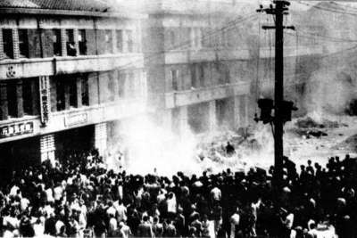 20200117-二二八事件。在圓環緝菸事件後包圍臺灣省專賣局臺北分局的抗議群眾。(資料照,取自維基百科) 20200117-二二八事件。在圓環緝菸事件後包圍臺灣省專賣局臺北分局的抗議群眾。(資料照,取自維基百科)