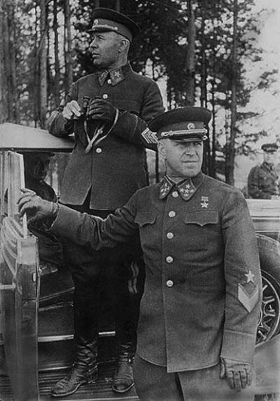 林挺生:紅軍1941年參謀總長朱可夫元帥,右手扶車門者(資料來源:Wikimedia Commons) 林挺生:紅軍1941年參謀總長朱可夫元帥,右手扶車門者(資料來源:Wikimedia Commons)