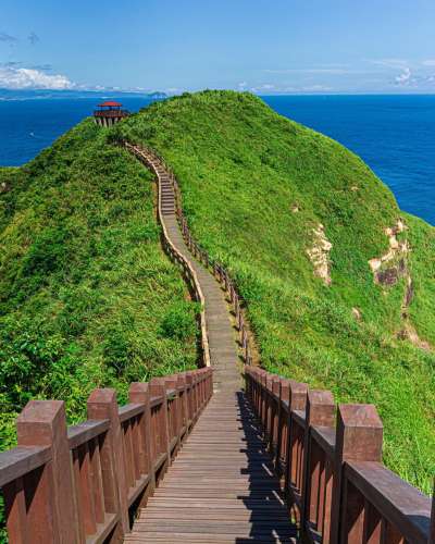 登上鼻頭角稜谷步道，收穫是一望無際的美景。（圖／IG@ juichetsai0804）