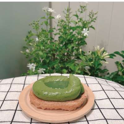濃抹茶流心口味達克瓦茲。(圖/取自銷魂甜點舖臉書) 濃抹茶流心口味達克瓦茲。(圖/取自銷魂甜點舖臉書)