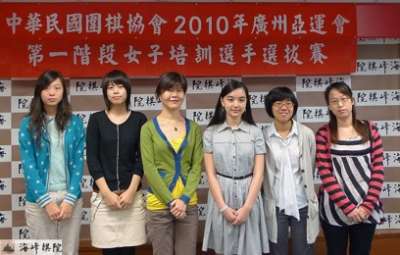 左起:黨希昀、王景怡、張正平、黑嘉嘉、蕭愛霖、張凱馨。(海峰棋院) 左起:黨希昀、王景怡、張正平、黑嘉嘉、蕭愛霖、張凱馨。(海峰棋院)