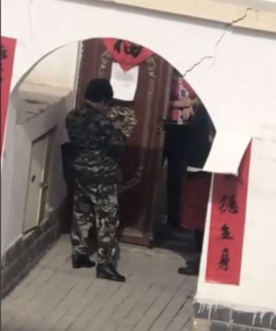 加帕爾的影片中有身穿迷彩服的男子負責在院口守衛。(BBC News中文) 加帕爾的影片中有身穿迷彩服的男子負責在院口守衛。(BBC News中文)