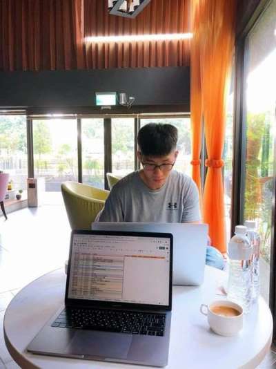 只要有電腦、網路就可以工作。像我之前有一次就在台南住宿的地方做聯盟行銷!(圖/取自GD價值投資) 只要有電腦、網路就可以工作。像我之前有一次就在台南住宿的地方做聯盟行銷!(圖/取自GD價值投資)