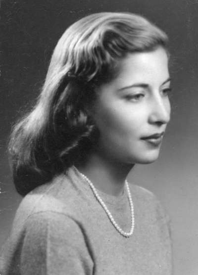 已故美國大法官金斯堡（Ruth Bader Ginsburg）的訂婚照，攝於1953年，那年她20歲，還在唸康奈爾大學（AP）