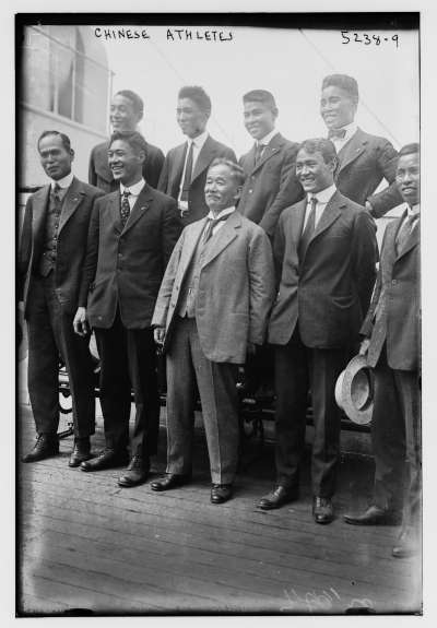 1920年的比利時安特衛普奧運,嘉納治五郎(前排中)與日本選手合影。(維基百科公有領域) 1920年的比利時安特衛普奧運,嘉納治五郎(前排中)與日本選手合影。(維基百科公有領域)