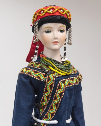 具華麗傳統服飾圖紋與織藝之美的排灣族娃娃，花費老師及學員許多時間與心力量身打造而成。(圖/新北市原民局提供)