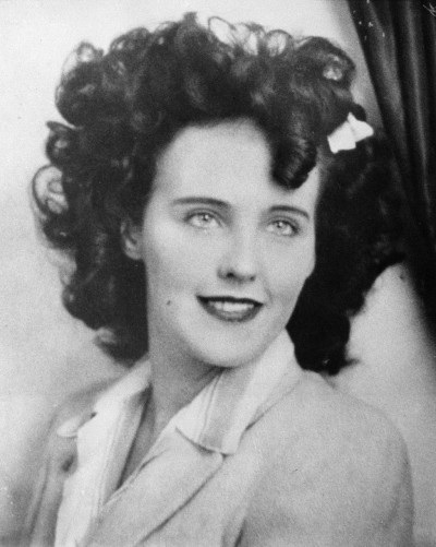 伊莉莎白・蕭特(Elizabeth Short)從小就有明星夢,而她的外貌也相當姣好、還有著白皙的皮膚和一頭烏黑亮麗的黑髮。(圖/擷取自維基百科) 伊莉莎白・蕭特(Elizabeth Short)從小就有明星夢,而她的外貌也相當姣好、還有著白皙的皮膚和一頭烏黑亮麗的黑髮。(圖/擷取自維基百科)