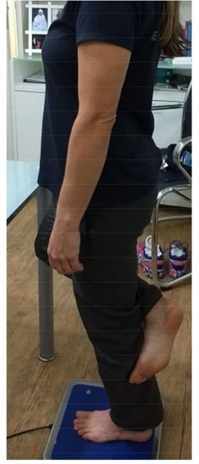 單腳站立若無法超過10秒,要注意。(圖/翻攝自黃軒臉書) 單腳站立若無法超過10秒,要注意。(圖/翻攝自黃軒臉書)