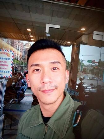 「鳳梨哥哥」簡義隆逝世消息另外界震驚，其弟弟近日更換他的臉書大頭貼照片。（圖／翻攝自臉書）