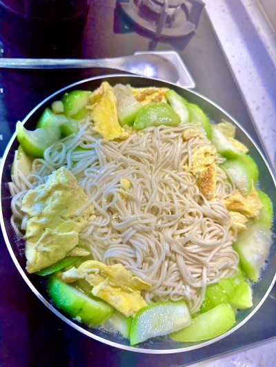 一名網友發文表示,煮絲瓜起鍋前再放鹽巴才不會變黑。(圖/翻攝自臉書社團 家常菜) 一名網友發文表示,煮絲瓜起鍋前再放鹽巴才不會變黑。(圖/翻攝自臉書社團 家常菜)