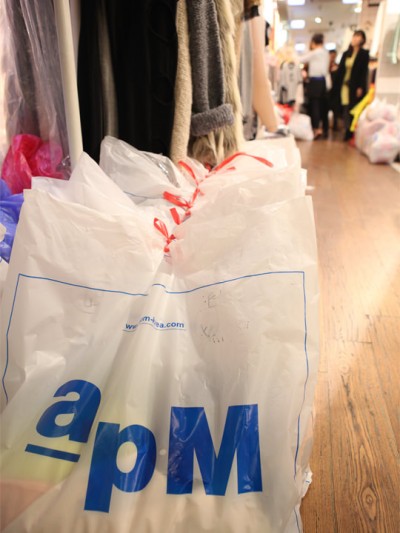 東大門apm賣場的價格和品質都比其他賣場來的高,男女服飾都有販售(圖/取自韓巢)。 東大門apm賣場的價格和品質都比其他賣場來的高,男女服飾都有販售(圖/取自韓巢)。