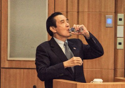 馬英九赴東吳大學進行南海仲裁案專題演講,親飲太平島水。 馬英九赴東吳大學進行南海仲裁案專題演講,親飲太平島水。