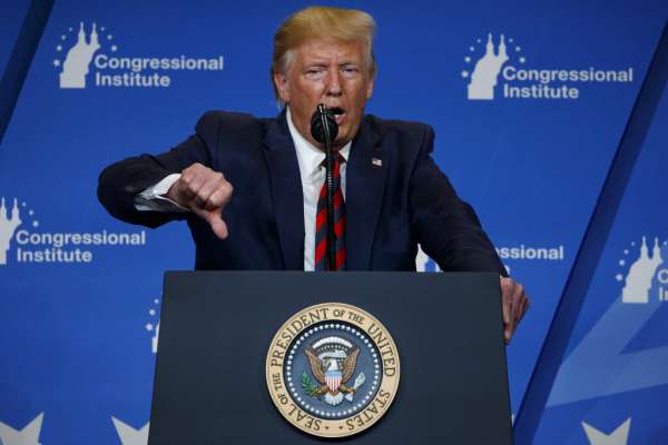 問題全推給FED就對了！美國製造業指數10年最糟，川普果然又怪鮑威爾「沒種降息」...